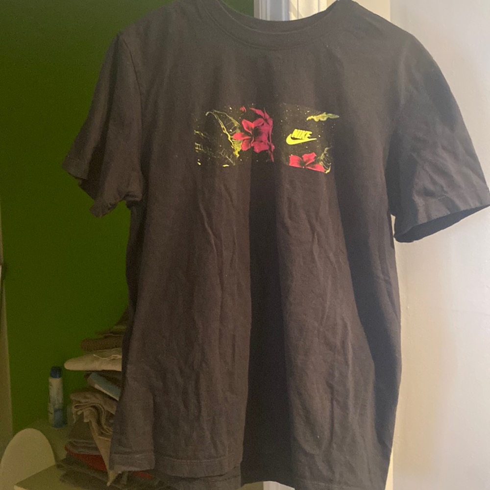 Nike mens Medium black T shirt